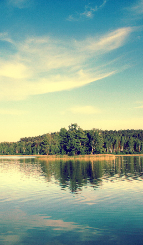 Легкие облака над озером