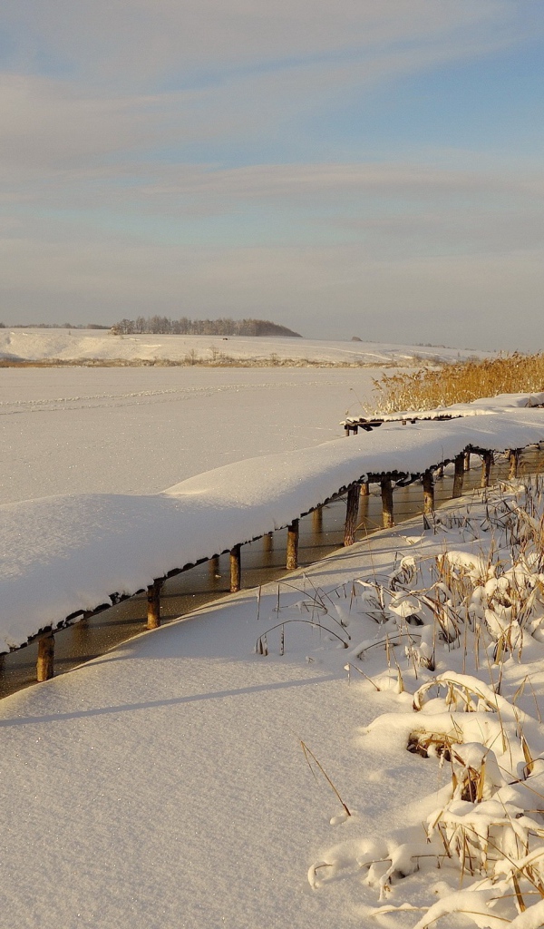 Причал для лодок на замерзшем озере
