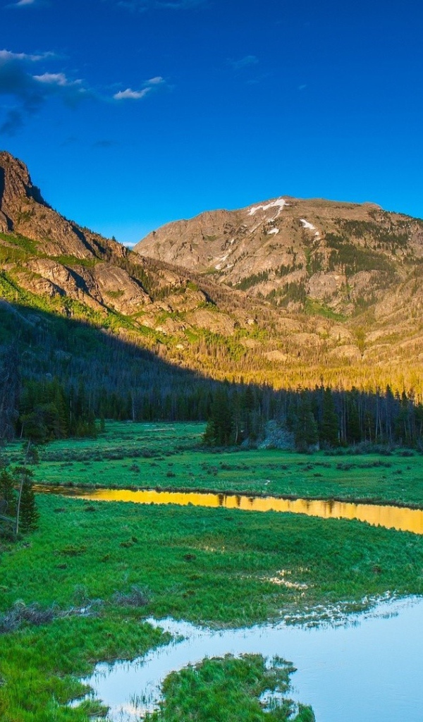 Узкая река в горной долине