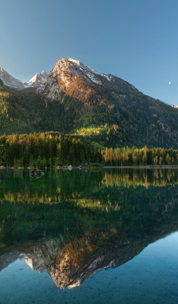 Тихое озеро у подножия гор