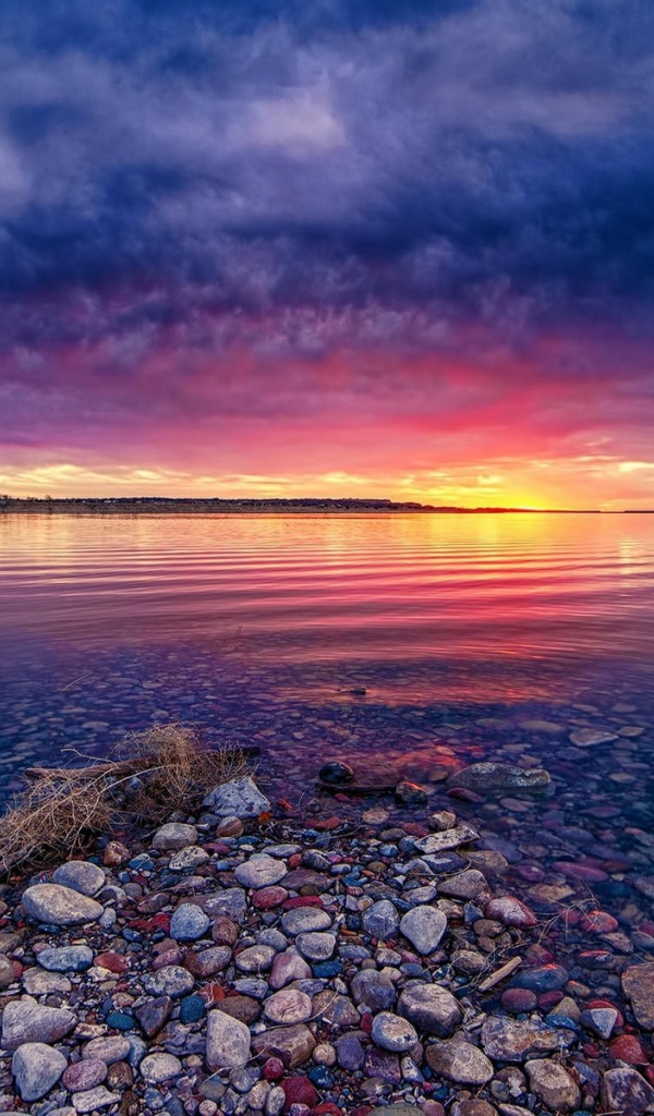 Спокойное мелкое озеро во время заката