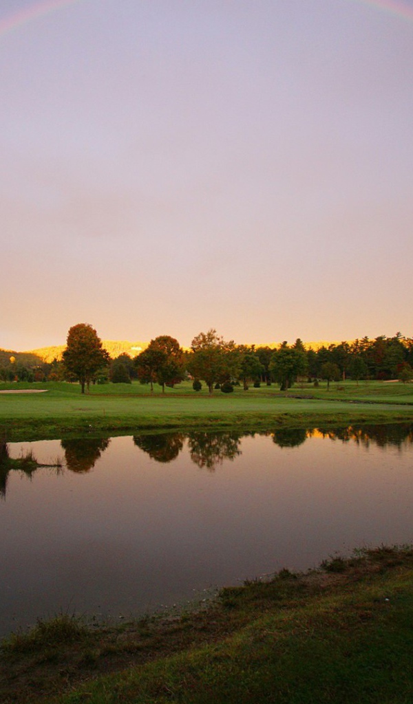 Радуга после дождя над озером