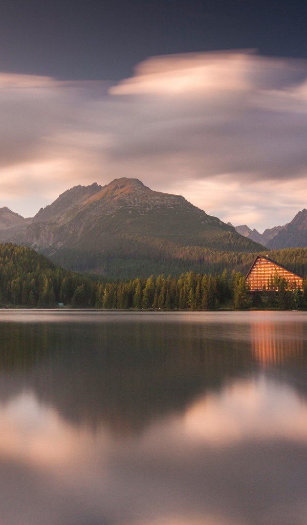 Красные лодки на горном озере