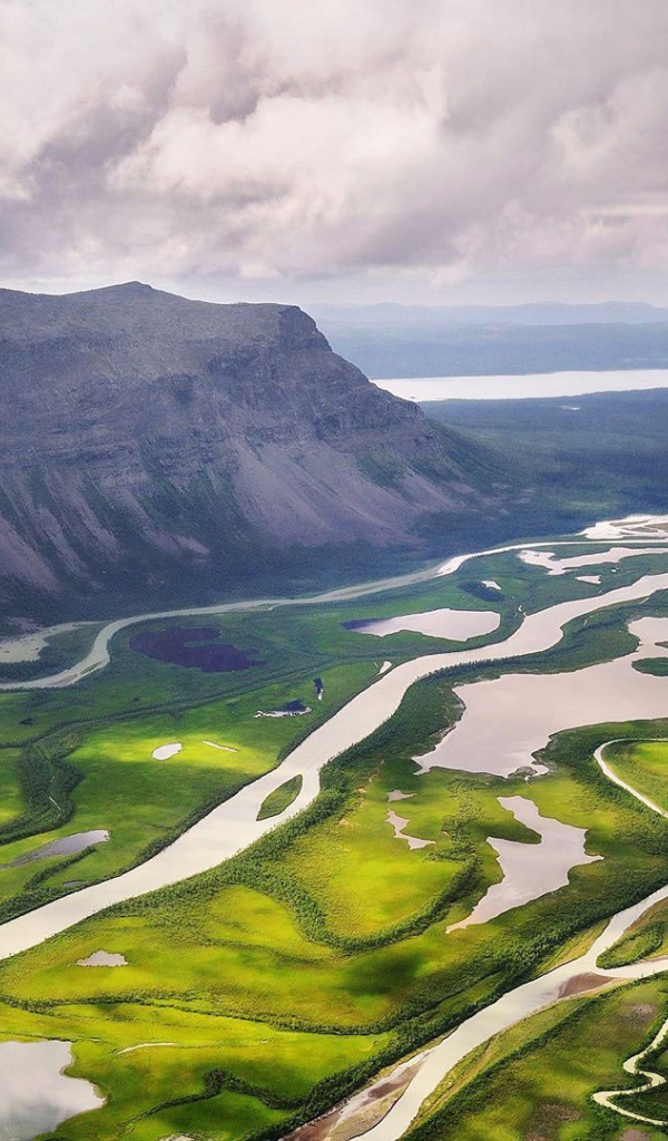 Дельта реки среди гор