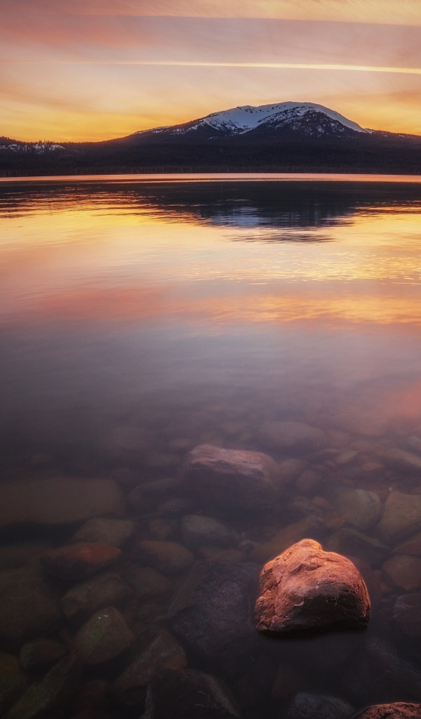 Каменистое дно прозрачного озера в горах