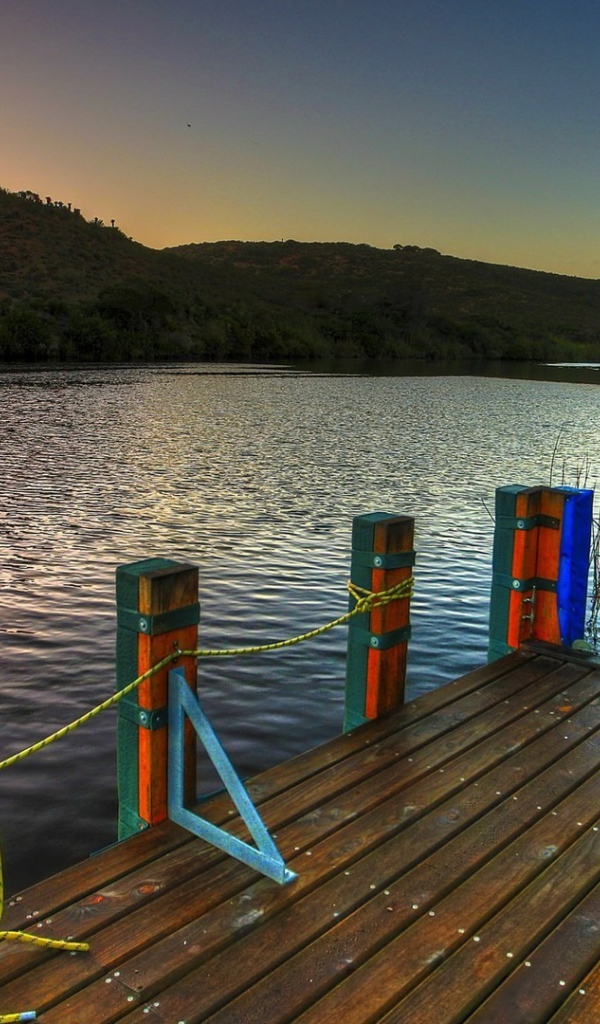 Веревки на деревянном причале