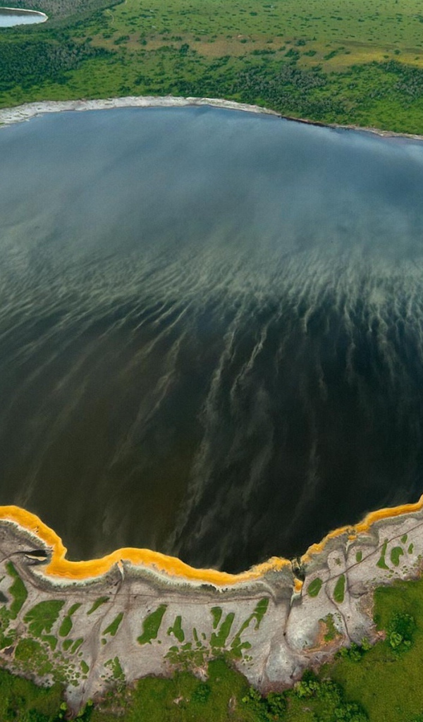 Круглое озеро среди полей с высоты