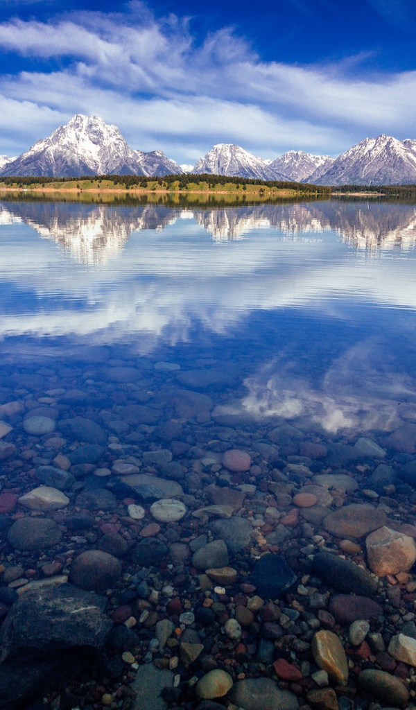 Гладкие камни на дне чистого горного озера