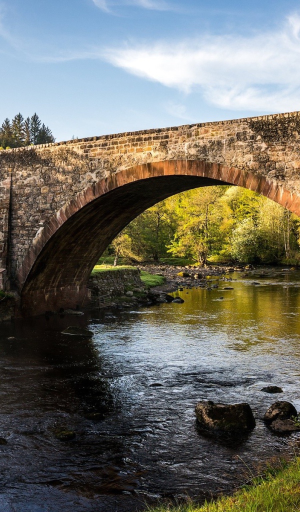 Основательный каменный мост через реку