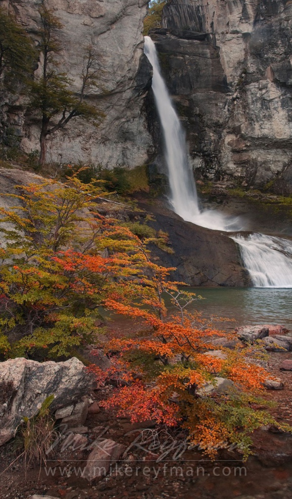 Начало реки у отвесной скалы