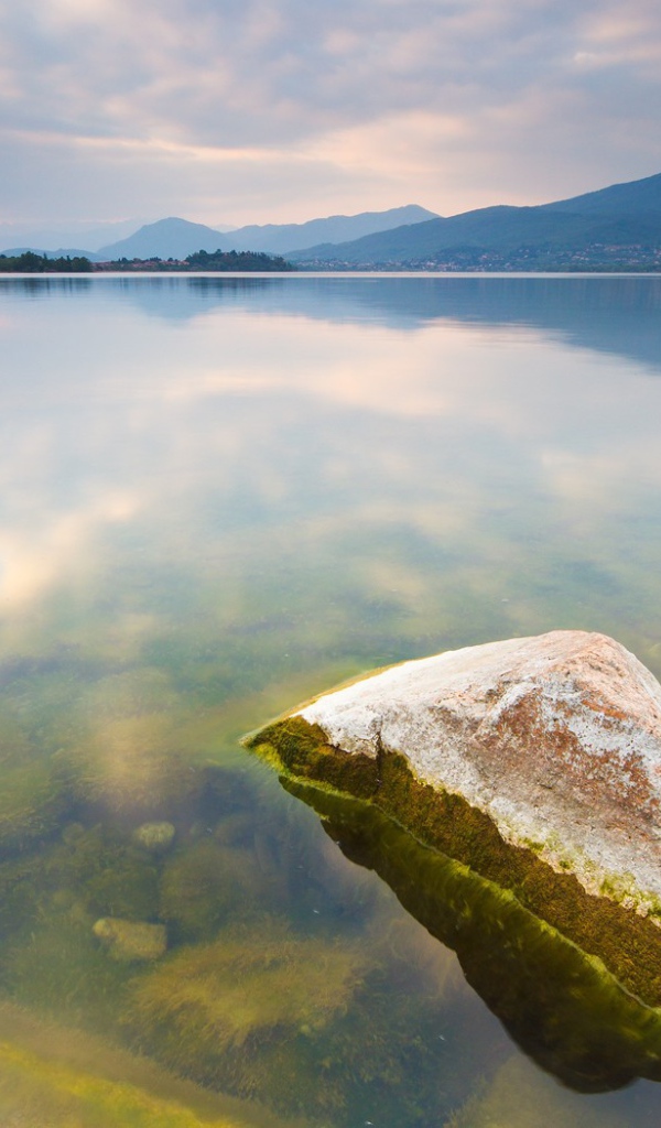 Камень в воде озера