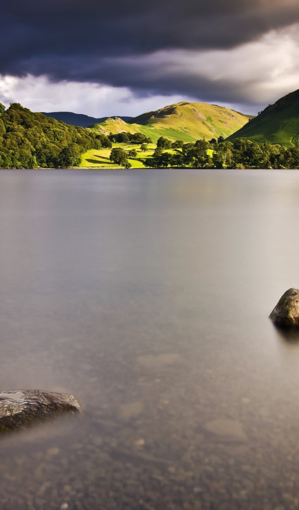 Камни в воде мелкого озера