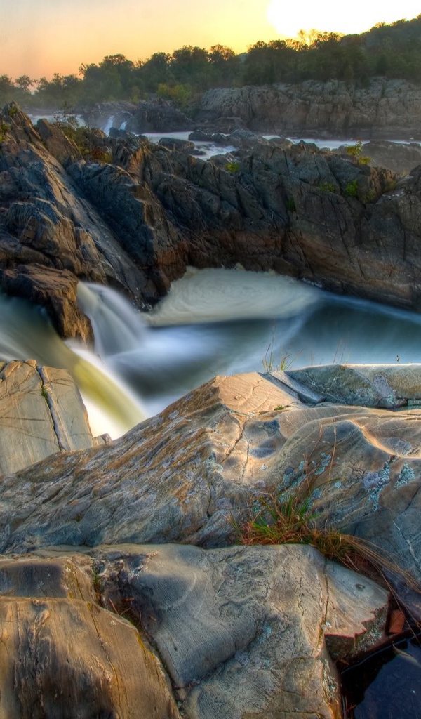 Бурная река среди скальных образований