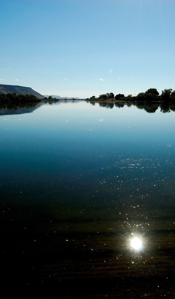 Зеркальная гладь спокойного горного озера