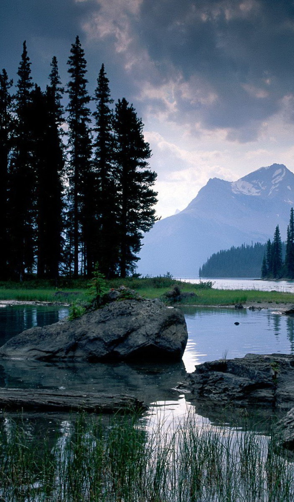 Камни и остров на горном озере