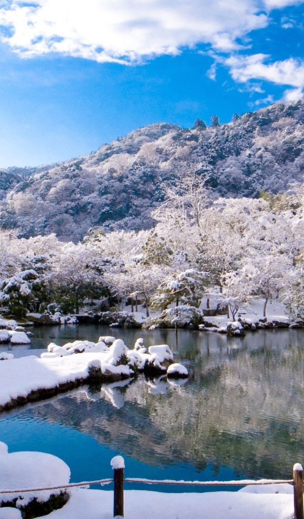 Теплая вода горного озера