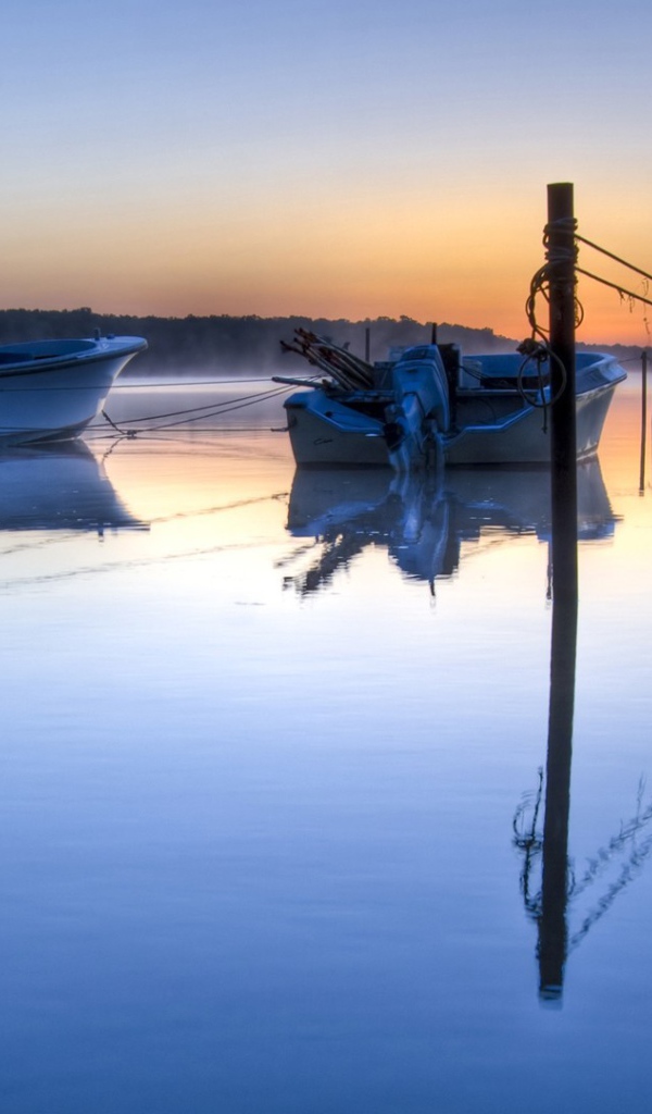 Две моторных лодки на тихой глади озера