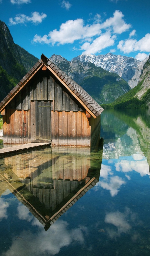 Деревянный домик посреди воды