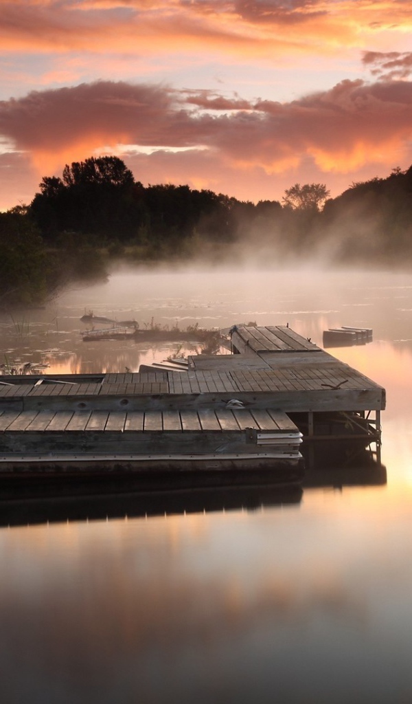 Деревянный причал в тумане