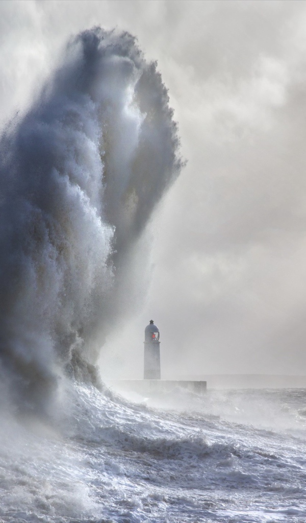 Огромная волна над маяком