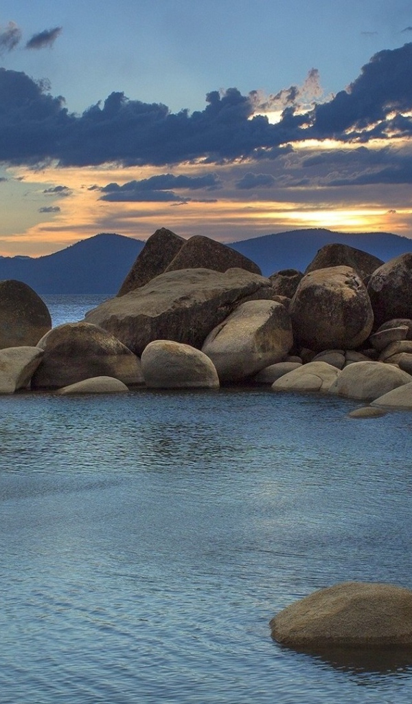 Груда больших камней у берега