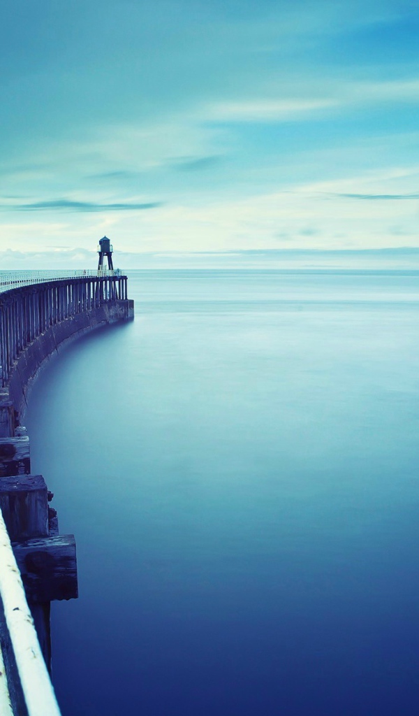 Дугообразный пирс у берега моря