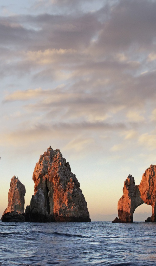 Голые скалы в море