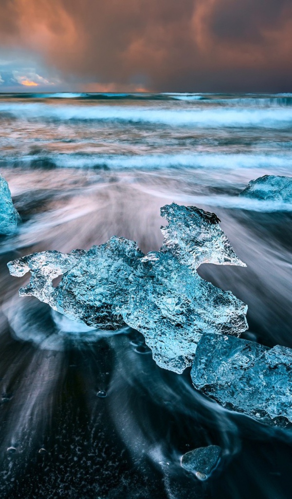 Голубой лед на берегу моря