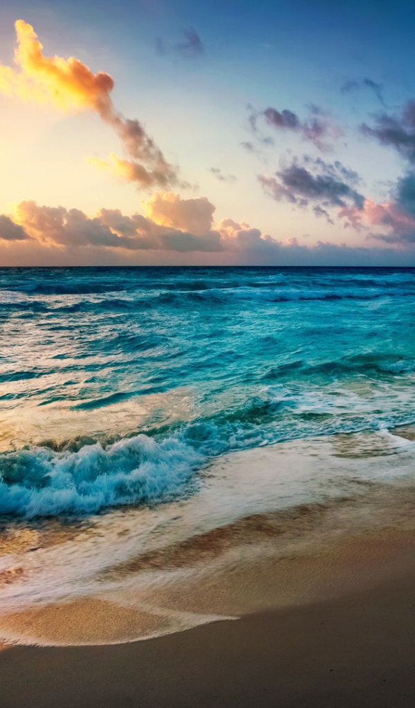 Голубая вода прибоя перед закатом