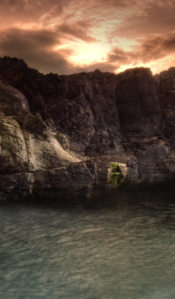 Скалы над свинцовой водой моря