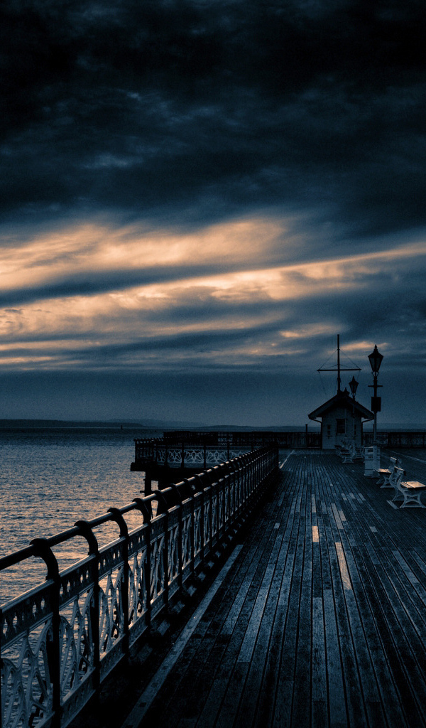 Пасмурный вечер на причале