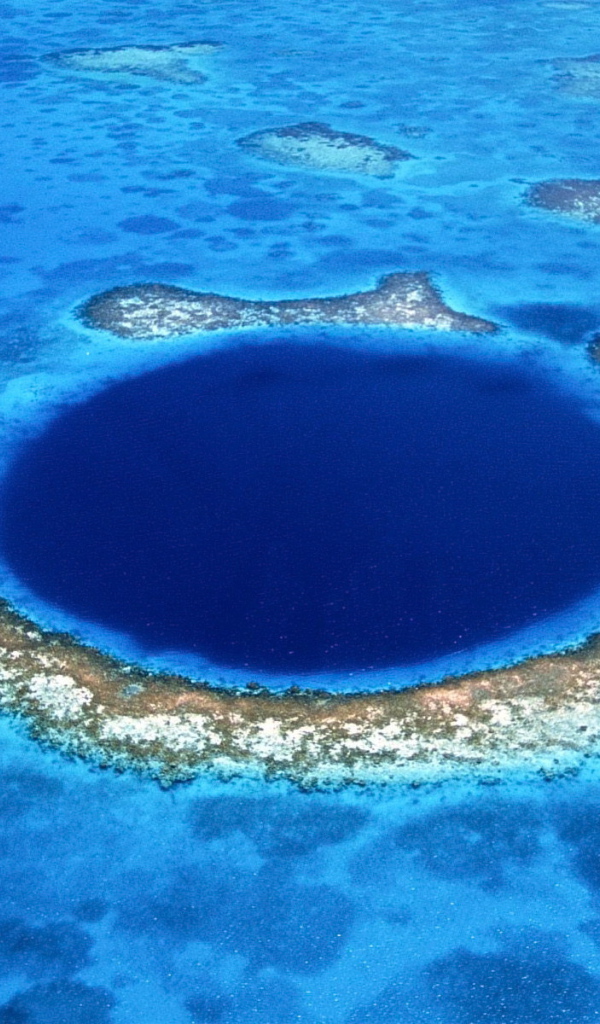 Кораловый атолл в море