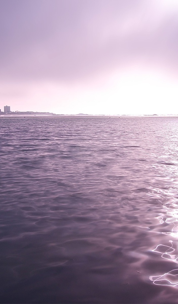 Темно сиреневая морская вода