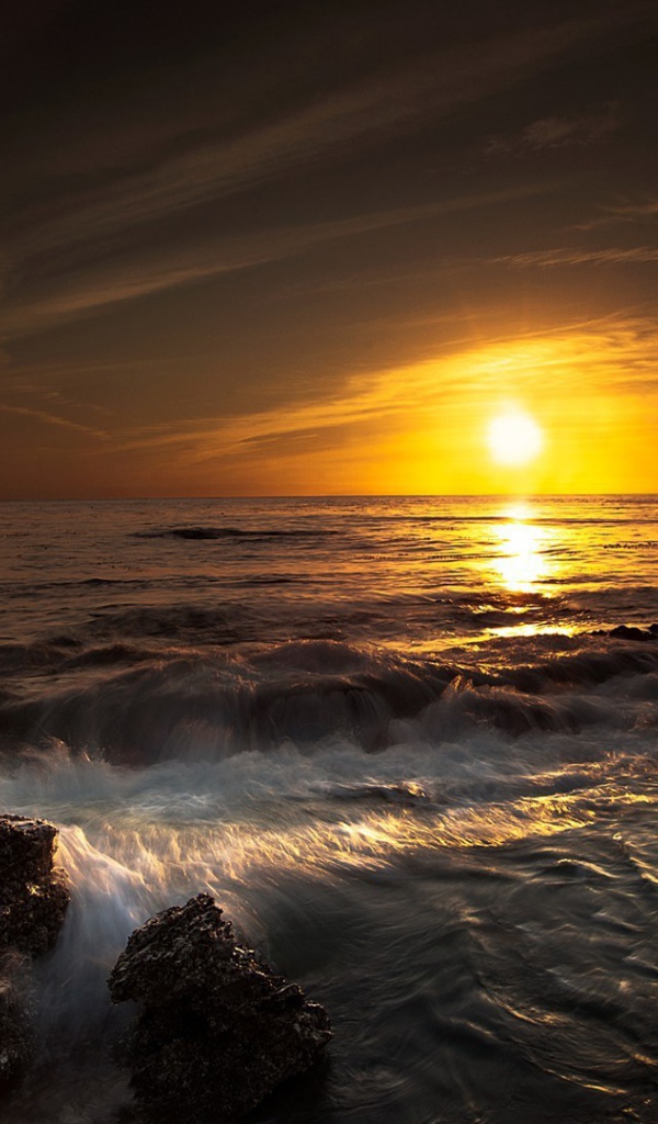 Темная вода бурного моря на закате