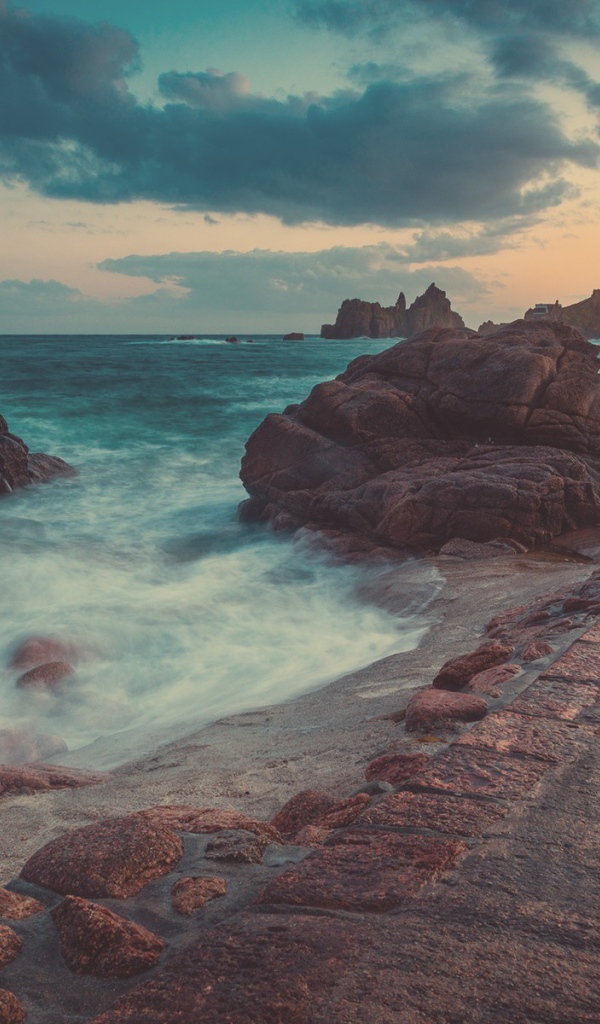 Набережня на фоне маяка на скале