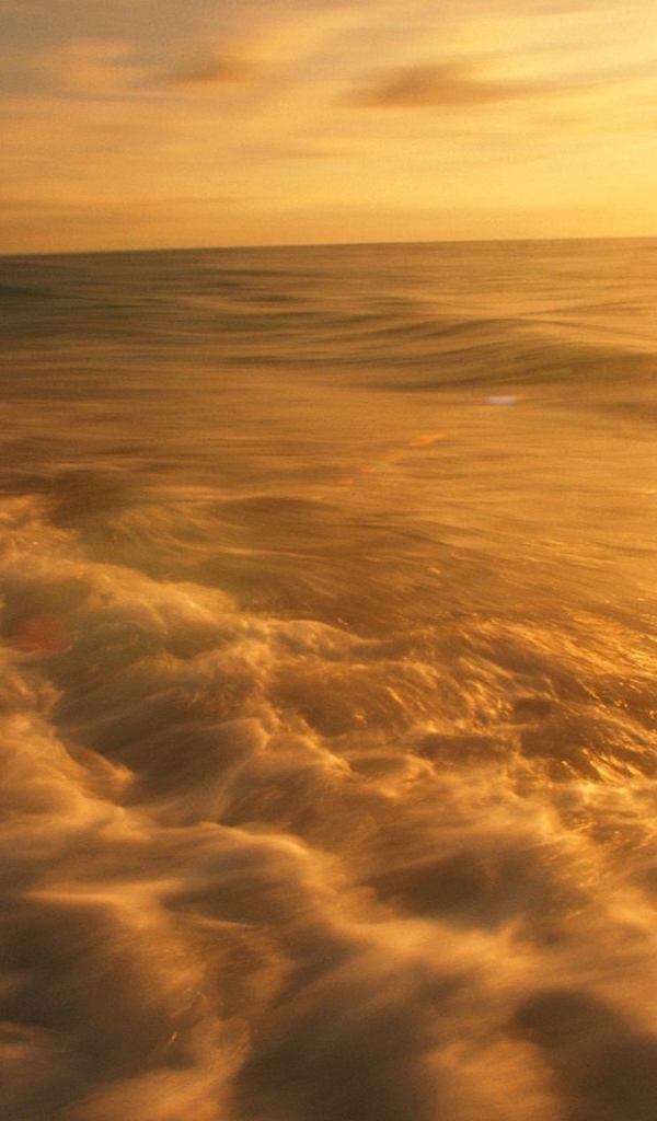 Пенистые волны прибоя