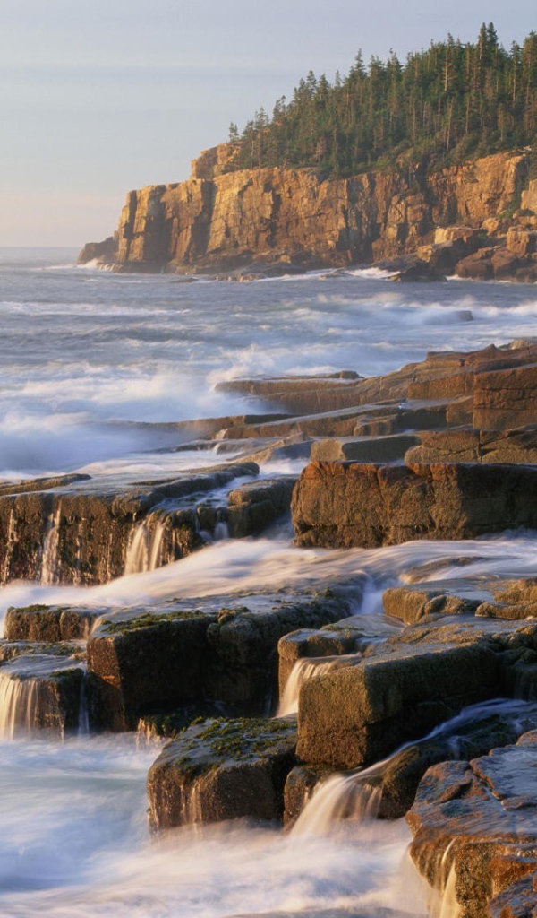 Пенистый прибой у прибрежных скал