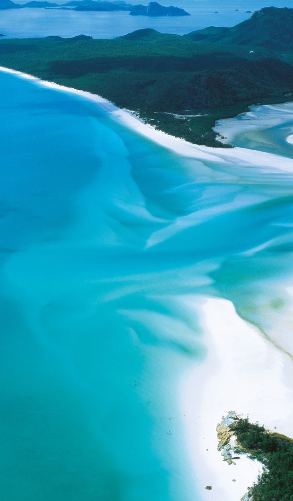Нежно голубая вода в заливе океана