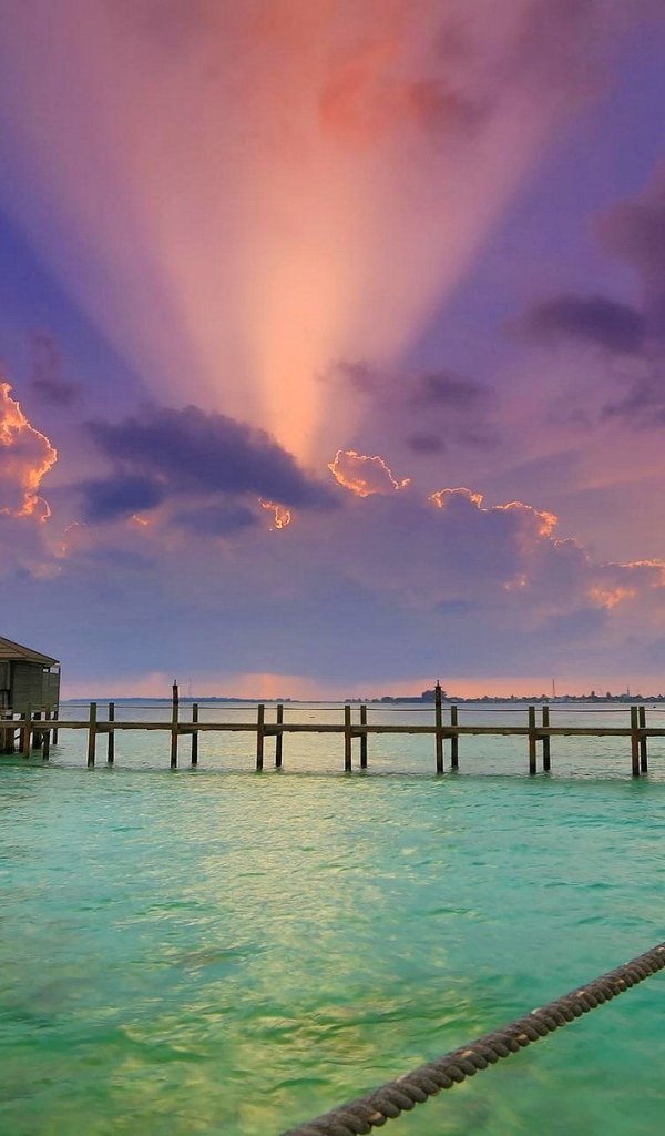 Зеленое море в тропиках на закате