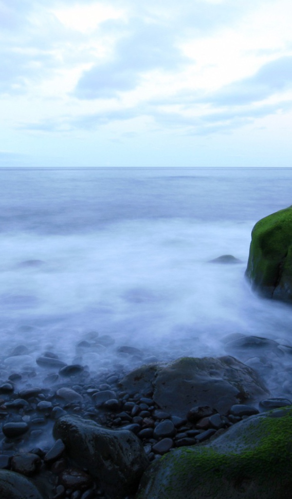 Зеленые валуны на берегу моря
