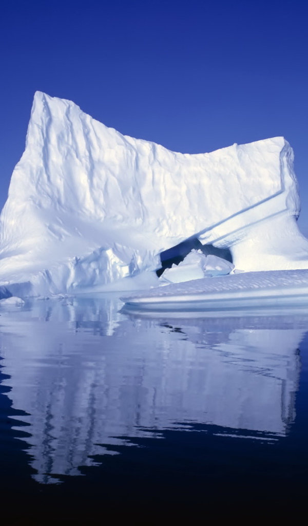 Высокий белый айсберг