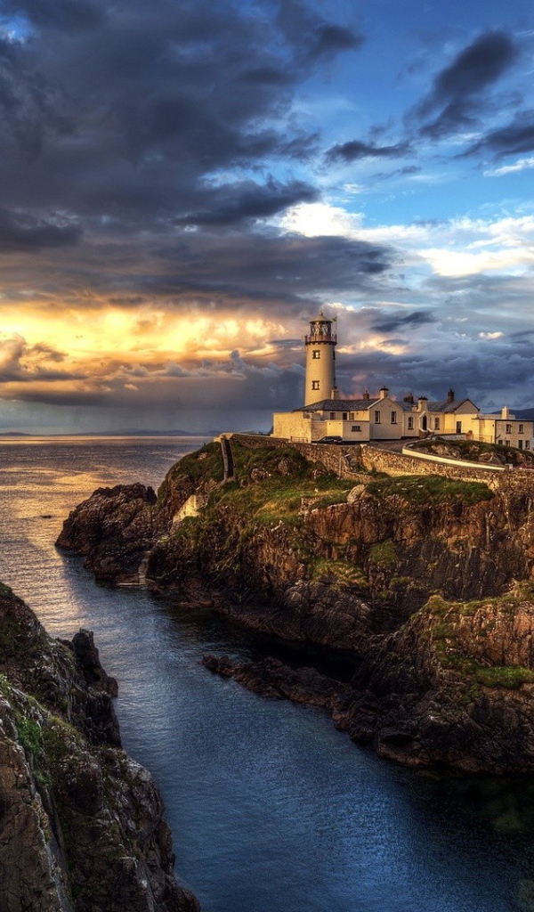 Маяк на месте впадения реки в море