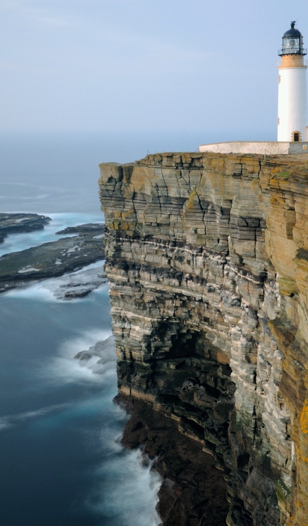 Маяк на отвесном берегу над морем