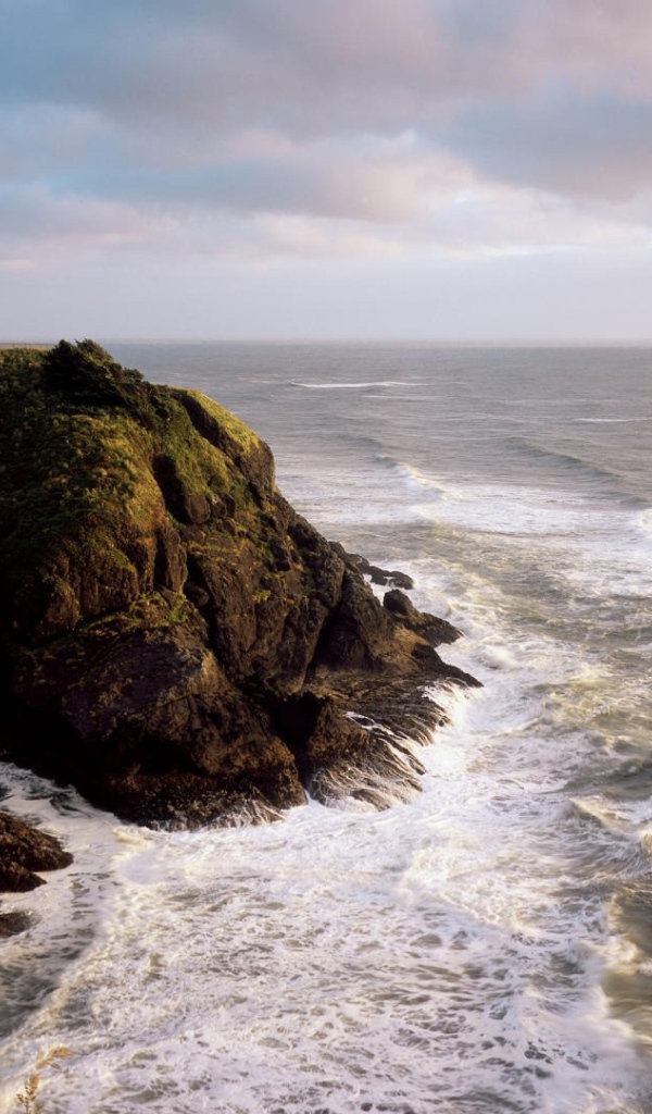 Маяк над бурным морем