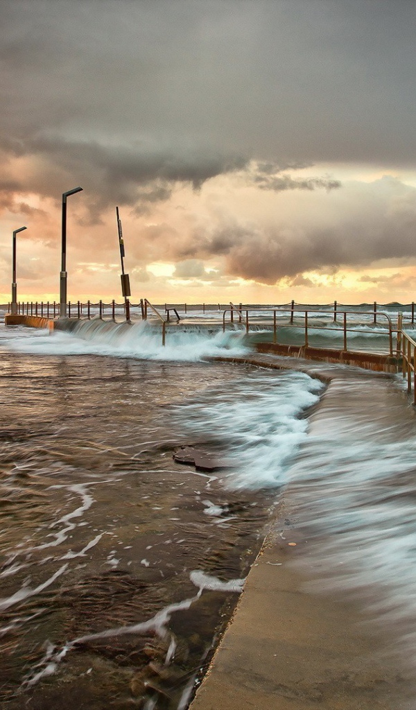 Морской причал во время шторма
