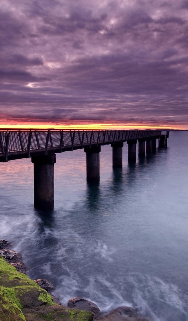 Пирс в заливе на бетонных сваях