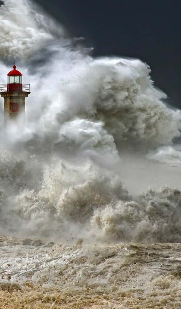 Мощная волна окатила маяк