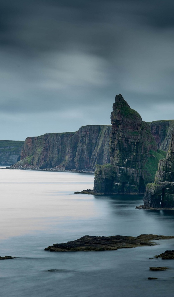 Скальные образования у обрывистого берега