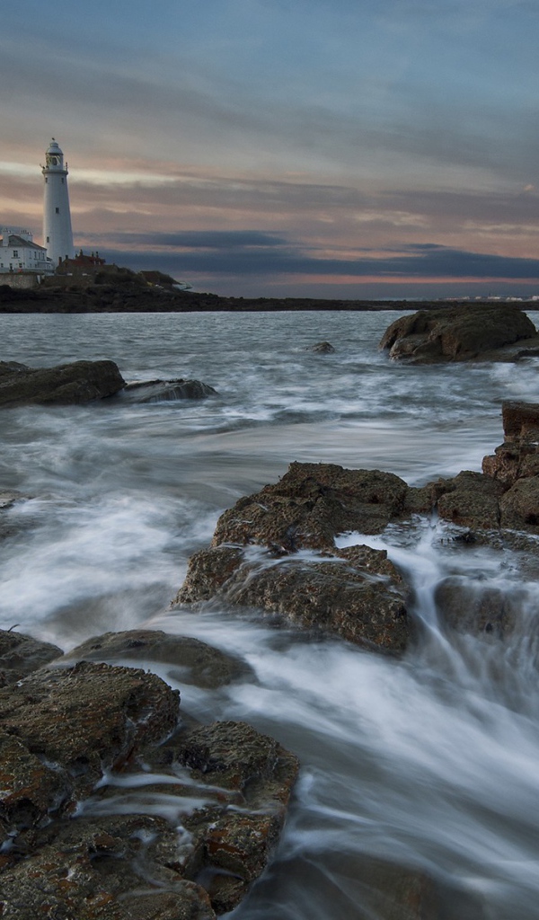 Неспокойное море на фоне маяка