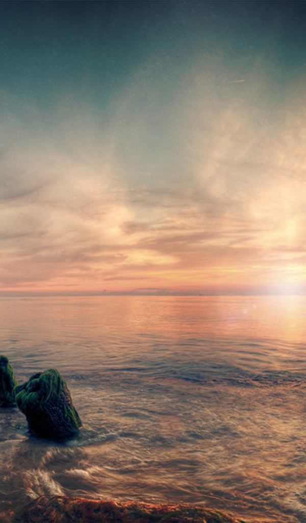 Несколько валунов на берегу моря